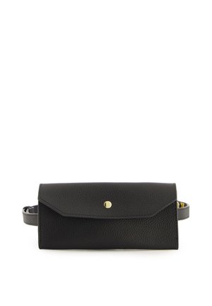 Czarna skórzana kopertówka o teksturowanym wykończeniu, z zagiętym klapą, złotym zapięciem na zatrzask i odczepianym paskiem.