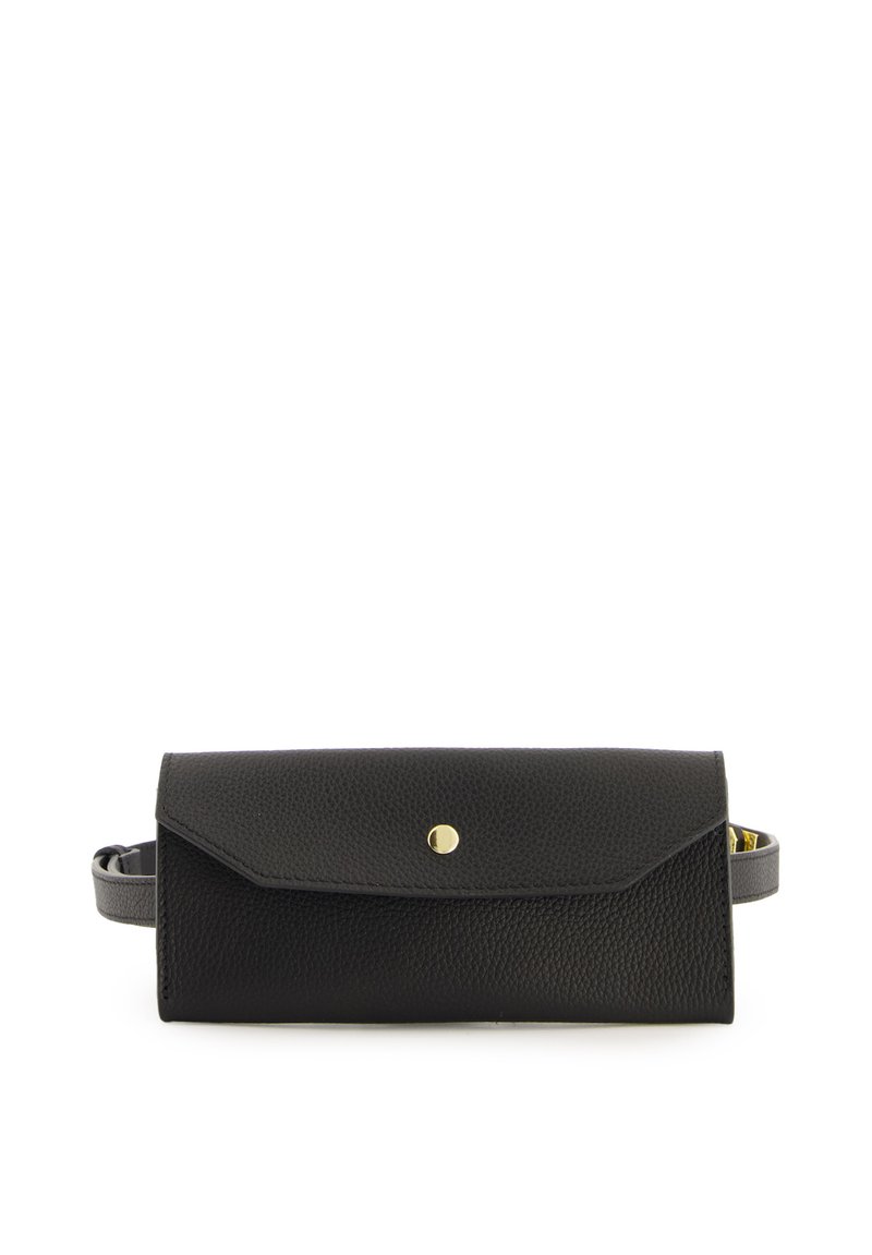 Schwarze Leder-Clutch mit einer strukturierten Oberfläche, ausgestattet mit einem umschlagbaren Deckel, einem goldenen Druckverschluss und einem abnehmbaren Tragegurt.