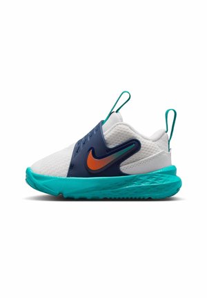 Zapatilla slip-on blanca y azul marino con logo de Nike naranja y suela, tiradores en el talón y la lengüeta de color azul verdoso, empeine de malla transpirable y suela texturizada.
