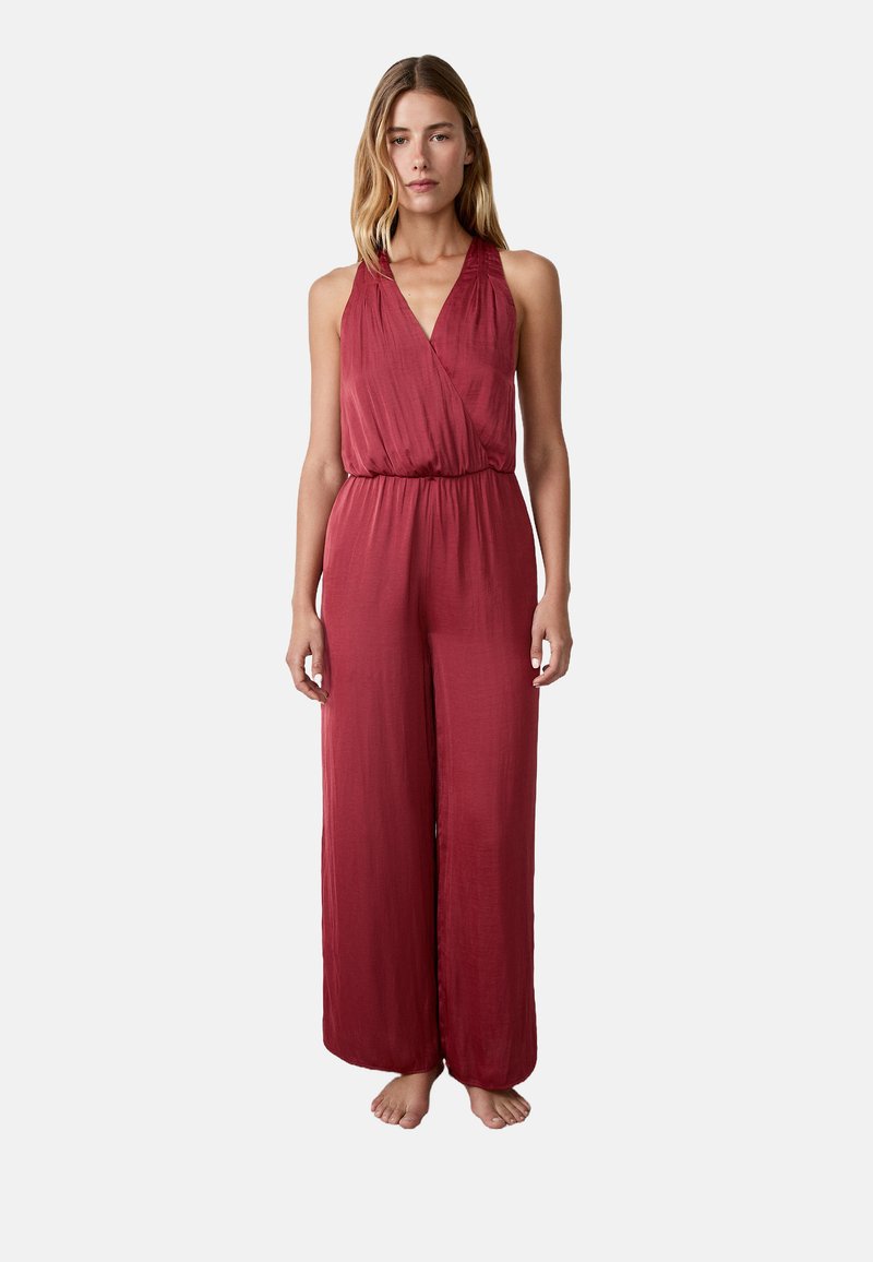 Combinaison bordeaux avec un design à enroulement, sans manches, taille élastique et jambes larges ; fabriquée en tissu léger et lisse.