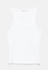Débardeur blanc sans manches avec un galon en dentelle autour de l'encolure et des emmanchures, posé à plat sur un fond blanc.