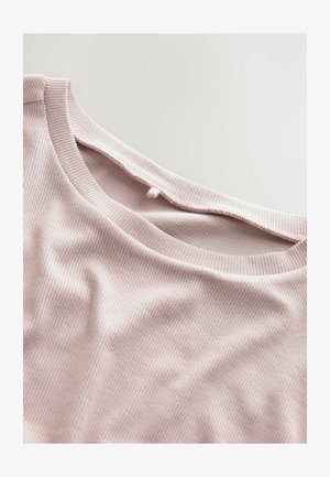 Tissu côtelé rose clair avec une texture douce, doté d'un col rond et d'un petit détail en boucle près de l'ouverture du col.