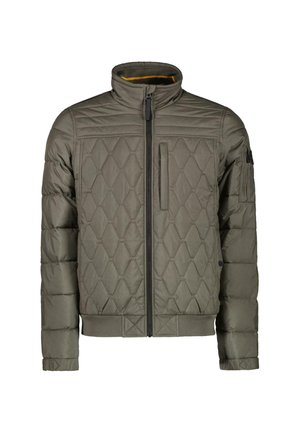 Gequilted olijfgroene jas met hoge kraag, ritssluiting en een opgestikte zak op de linker mouw. Voorzien van ribbelmanchetten en onderzoom.