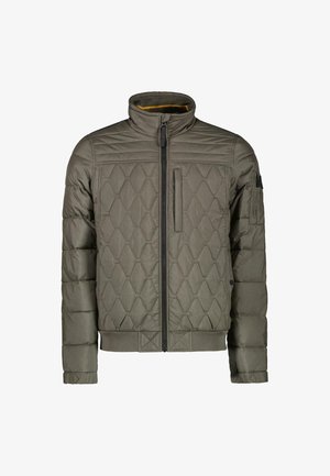 Gequilted olijfgroene jas met hoge kraag, ritssluiting en een opgestikte zak op de linker mouw. Voorzien van ribbelmanchetten en onderzoom.