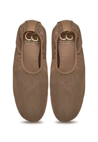 Bruine mesh instapschoenen met afgeronde neuzen, zachte leren afwerking en een gouden "CG Cesare Gaspari Barcelona" logo binnenin elke schoen.