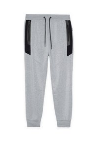 Pantalones jogger gris claro con bolsillos laterales negros con cremallera, cintura elástica con cordones negros y tobillos con puños.