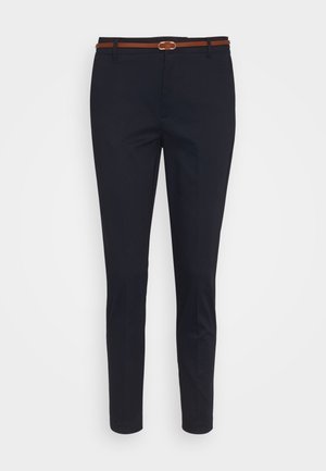 Tamne mornarice kroj hlače sa uskim fitom, s smešnim remenom i srebrnom kopčom, te detaljima pregiba sprijeda. Glatka tkanina od mješavine pamuka.