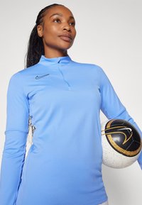 Nike Performance NIKE ACADEMY23 DRIL TOP BRANDED - Ilgarankovis viršutinės dalies drabužis - royal pulse/vintage green