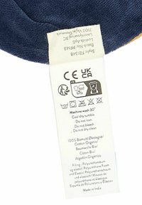 Katoenen label met wasinstructies en materiaalinformatie. Wit met zwarte tekst, met was symbolen en "100% Biologisch Katoen."