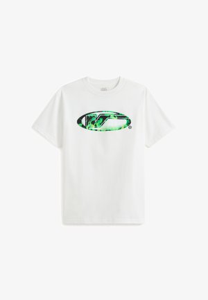 Wit katoenen T-shirt met een ronde afbeelding in groen met zwarte accenten. Voorzien van een ronde hals en korte mouwen.