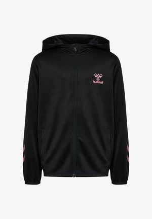 Sort hættetrøje med lynlås foran, med en pink logo på venstre bryst og pink diagonale striber på ærmerne. Blød stoftekstur.