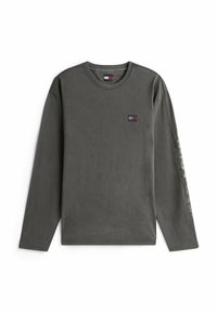 Camiseta de algodón de manga larga, color gris oscuro, con cuello redondo y un pequeño logo en el pecho; presenta un texto a lo largo de la manga izquierda.