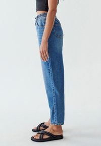 CALLI MOM  - Tiesaus kirpimo džinsai - mid blue wash
