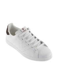 Sneaker bianche basse con lacci bianchi, logo perforato laterale e tab del tallone glitterato marrone.