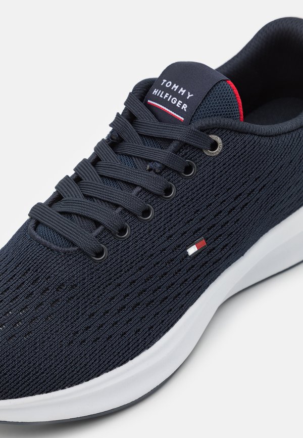 LIGHTWEIGHT RUNNER  - Trainers - desert sky4