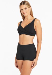Zwart zwemkleding set met een wikkeltop met brede bandjes en hoog opgesneden shorts, gemaakt van een gladde, elastische stof.