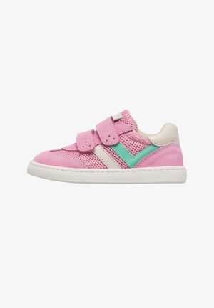 Roze kindersneaker met twee klittenbandsluitingen, mesh- en suède texturen, turquoise en beige accenten, en een witte zool.