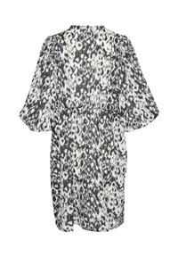 Leopardprint jurk in zwart-wit, met korte mouwen, een geraffineerde taille en een vloeiende silhouet. Gestructureerde stof met een gladde afwerking.