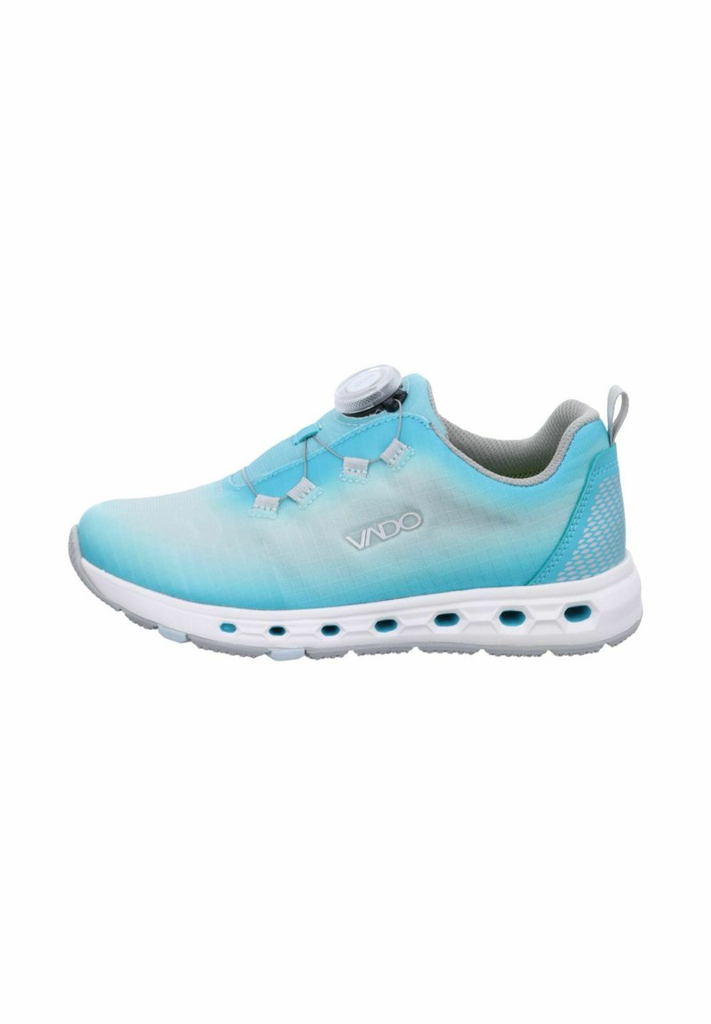 Hellblaues Sportschuh mit einem Obermaterial aus Mesh, runder schnüroser Verschluss und weißer Sohle mit Belüftungslöchern und strukturierten Akzenten.