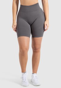Hochtaillierte, knielange Trainingsshorts in einfarbigem Dunkelgrau, aus dehnbarem Material mit glatter Textur und minimal sichtbaren Nähten.