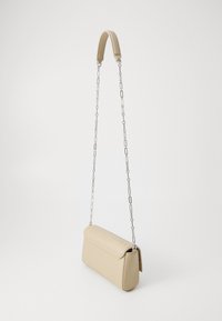 Calvin Klein MINI QUILT CHAIN MINI  - Axelremsväska - crockery