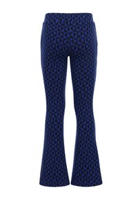 Blauwe en zwarte flared broek met een geometrisch hartpatroon en een elastische tailleband, weergegeven vanuit de achterkant.