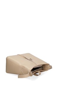 Borsa in pelle beige con forma rettangolare, chiusura a zip e due manici corti. Presenta cuciture bianche e una texture liscia.