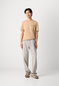 Scotch & Soda REGULAR FIT LEFT CHEST LOGO - Print T-shirt - tannin