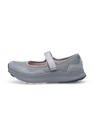 Zapato estilo Mary Jane en gris con parte superior de malla y acentos de ante, suela plana y correa de Velcro para un ajuste seguro. Suela de goma texturizada.