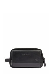 Pochette da viaggio in pelle nera con forma rettangolare, texture liscia, chiusura con zip e manico laterale. Presenta un branding sottile sulla parte anteriore.