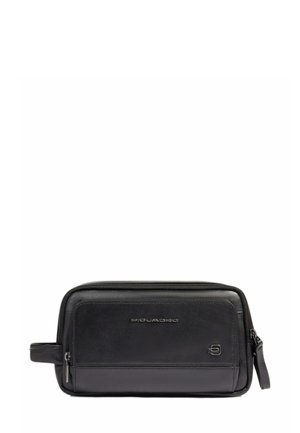 Neceser de viaje de cuero negro de forma rectangular, textura suave, cierre de cremallera y un asa lateral. Presenta un branding sutil en la parte frontal.