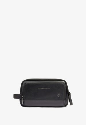 Pochette da viaggio in pelle nera con forma rettangolare, texture liscia, chiusura con zip e manico laterale. Presenta un branding sottile sulla parte anteriore.