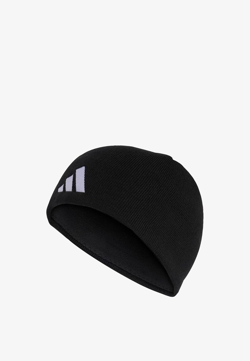 Bonnet en maille noire avec logo Adidas gris sur le côté, montrant une doublure intérieure douce et une forme légèrement incurvée.