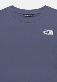Felpa girocollo blu navy realizzata in tessuto morbido, con un logo bianco sulla parte sinistra del petto e polsini e collo a coste.