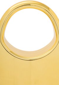 Guld metallic håndtaske med en glat overflade. Har et afrundet håndtag øverst, der fremhæver dens slanke, minimalistiske design.