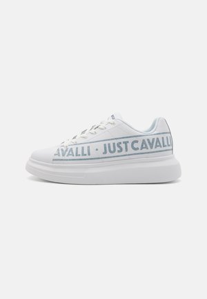 Sneaker bianca con tomaia in pelle liscia, caratterizzata da un logo azzurro "JUST CAVALLI" sul lato, punta rotonda e una suola spessa e testurizzata.