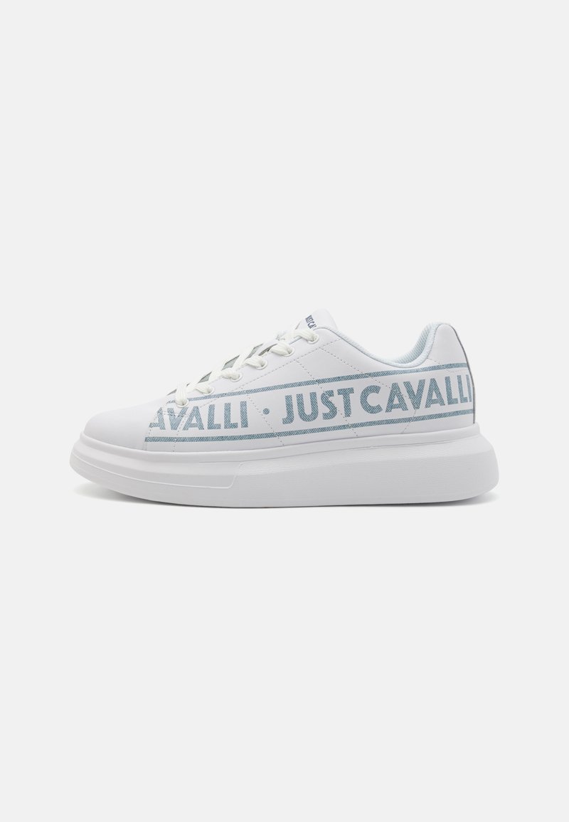 Valge sneaker sujuva nahkpealsetega, millel on külgedel helesinised "JUST CAVALLI" brändingud, ümar varvas ja paks, tekstureeritud tald.