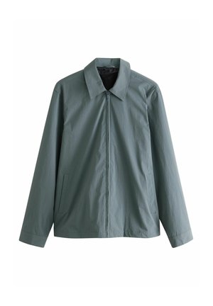 Lichtgroene zip-up jack met een grote kraag, lange mouwen en zijzakken; gemaakt van een glad, lichtgewicht materiaal.