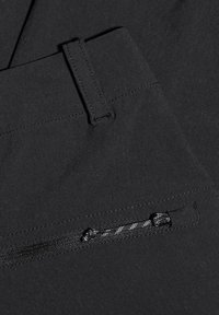 Μαύρο παντελόνι από ύφασμα με λεία υφή, ζώνη με θηλιές και μια διακριτική τσέπη με φερμουάρ και υφασμένο κορδόνι.