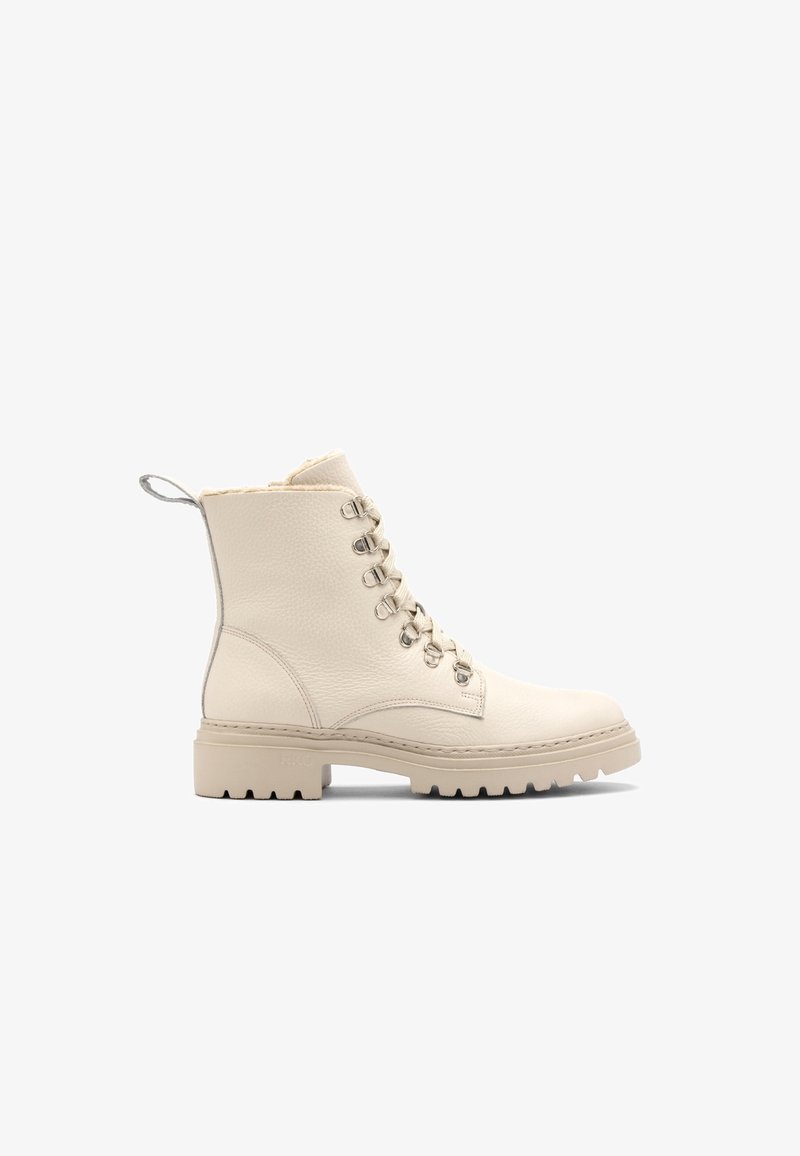 Bottine beige en cuir à lacets avec semelle rembourrée, œillets métalliques, languette de tirage et détails cousus, conçue pour un usage extérieur ou décontracté.