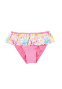 Bas de bikini rose avec une garniture en volants floraux, présentant des coquillages bleus, des feuilles jaunes et de petits papillons. Fabriqué en tissu de bain extensible.