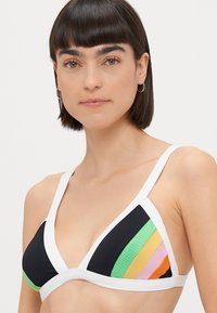 Trojuholníkový bikiny top v čiernej farbe s bielym lemovaním, s výraznými pruhovanými panelmi v zelenej, oranžovej, ružovej a žltej farbe. Hladká textúra.