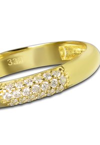 Bague en or ornée d'une rangée de petites pierres de zirconium cubique claires incrustées dans une bande texturée, gravée "333". Finition lisse et polie.