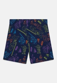 Bermuda in navy realizzate in tessuto morbido, con illustrazioni colorate dei personaggi di Star Wars e il marchio Adidas in arancione, verde e blu.