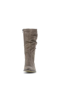 Botte en suède marron, haute avec un design froncé, fermeture éclair sur le côté et bout rond. Présente une texture subtile et une semelle plate légèrement contrastante.