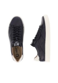 Sneakers in pelle blu scuro con suola in gomma bianca, punta rotonda e lacci piatti. Presentano cuciture discrete e un marchio sul lato e sulla linguetta.