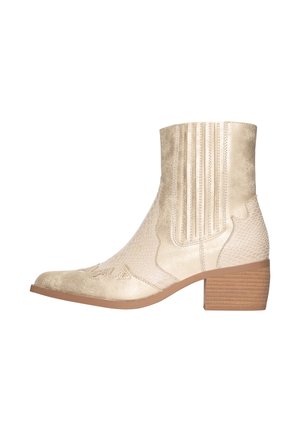 Beige western-støvle i midt-kalv-længde med teksturerede paneler, dekorative syninger, elastisk sidepanel og stablet træklods-hæl.