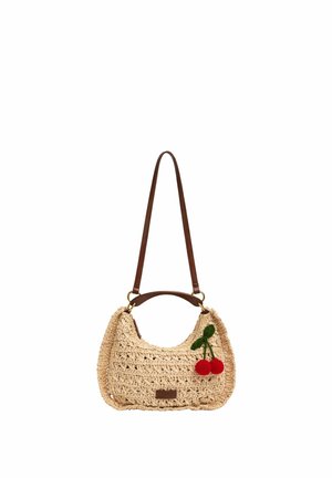 Borsa beige intrecciata con tracolla e manico in pelle marrone scuro, decorata frontalmente con due pon pon rossi a forma di ciliegia e foglie verdi.