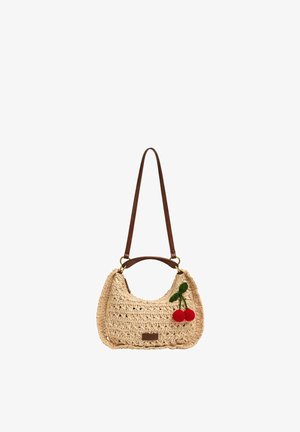 Borsa beige intrecciata con tracolla e manico in pelle marrone scuro, decorata frontalmente con due pon pon rossi a forma di ciliegia e foglie verdi.