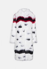 Abrigo de piel sintética con base blanca, que presenta rayas negras y rojas, y un patrón abstracto. Tiene un cuello alto y un diseño hasta la rodilla.